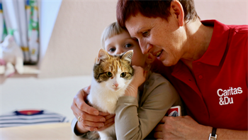 Frau mit Kind und einer Katze